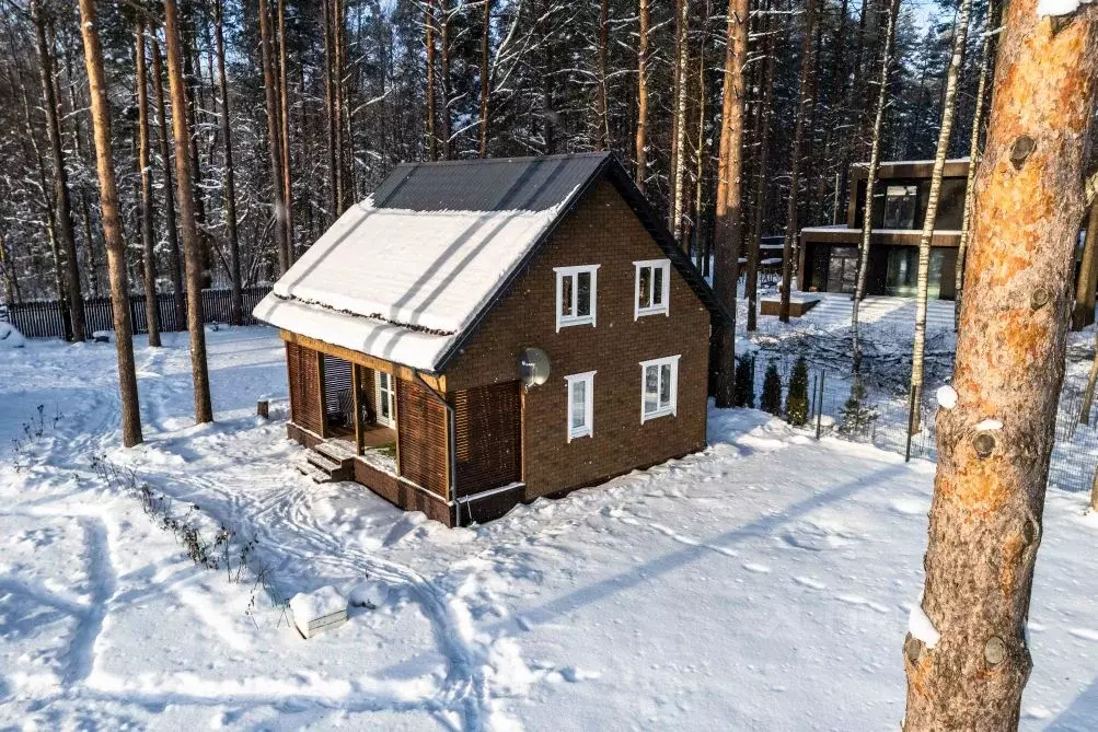 Дом в Ленинградская область, Выборгский район, Рощинское городское ... - Фото 1