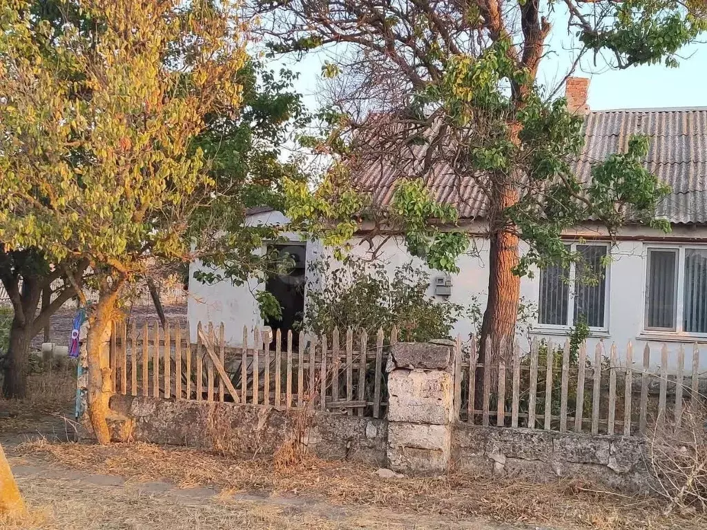 Дом в Крым, Черноморский район, Далековское с/пос, с. Зоряное ул. ... - Фото 1