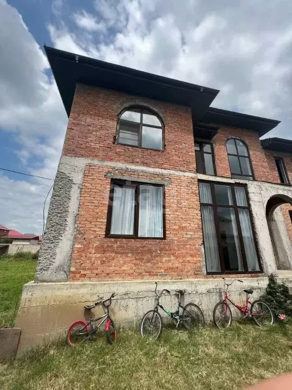 Дом в Ингушетия, Назрановский район, с. Али-Юрт 5-я линия, 68 (320 м) - Фото 1