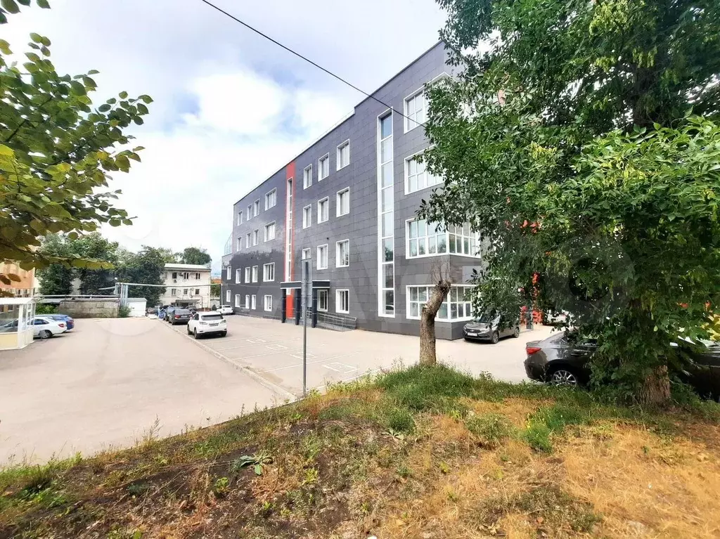 Продам отдельно стоящие здание с парковкой, 2 400 м - Фото 0