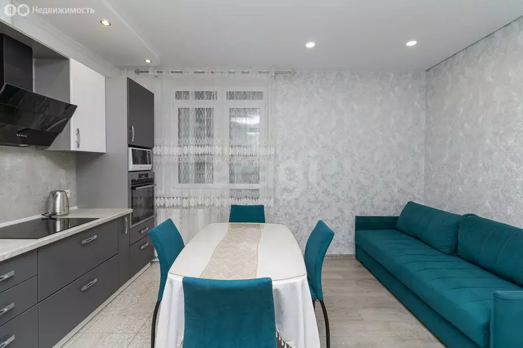 2-комнатная квартира: Тюмень, улица Тимофея Чаркова, 81 (59.4 м) - Фото 2