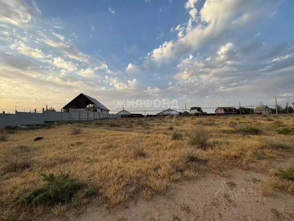 Участок в Астраханская область, Наримановский район, с. ... - Фото 0