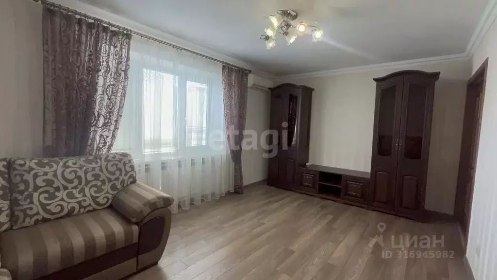 2-к кв. Карачаево-Черкесия, Черкесск ул. Имени Ворошилова, 8 (64.2 м) - Фото 0
