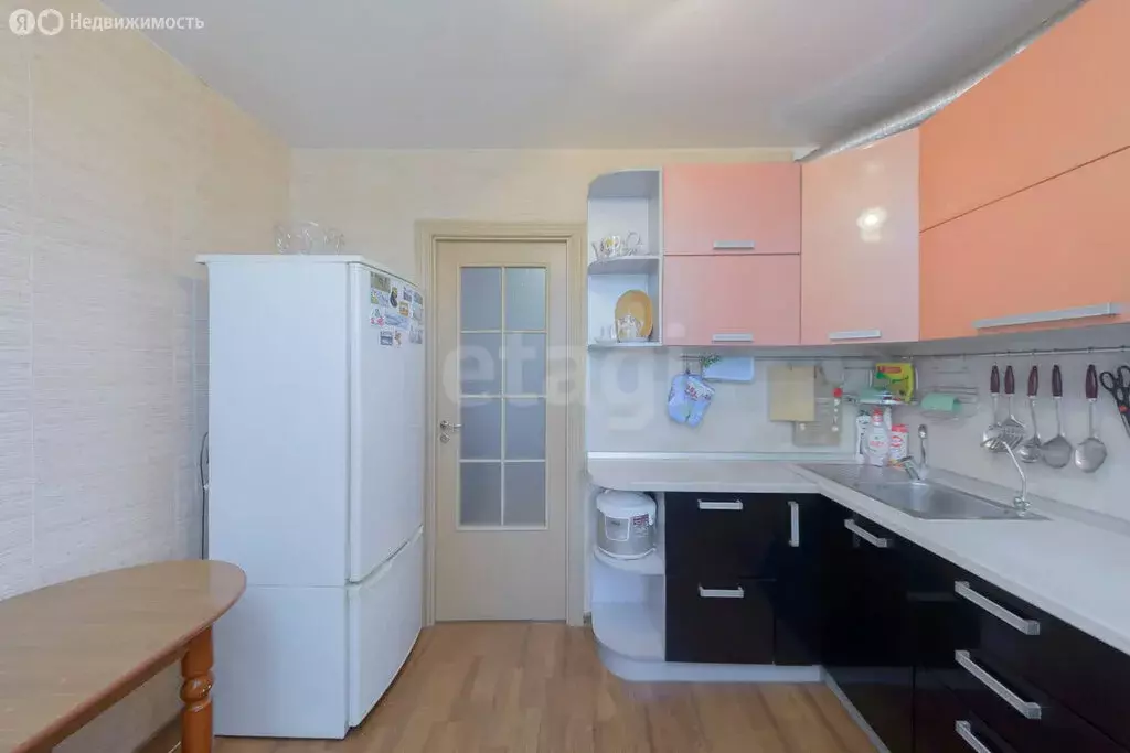 3-комнатная квартира: Тюмень, улица Монтажников, 15А (66.8 м) - Фото 1