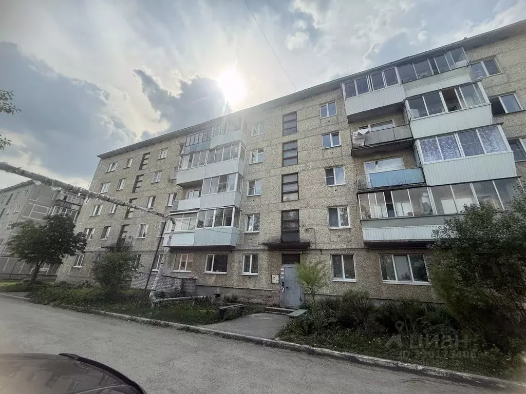3-к кв. Свердловская область, Верхнее Дуброво пгт ул. Уральская, 6 ... - Фото 1