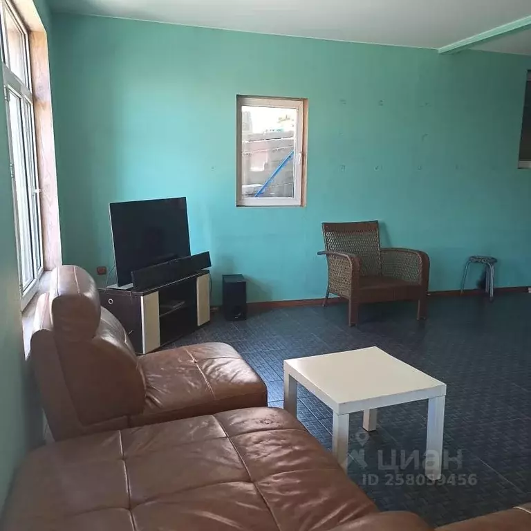 Дом в Приморский край, Владивосток Камская ул., 33А (400 м) - Фото 0