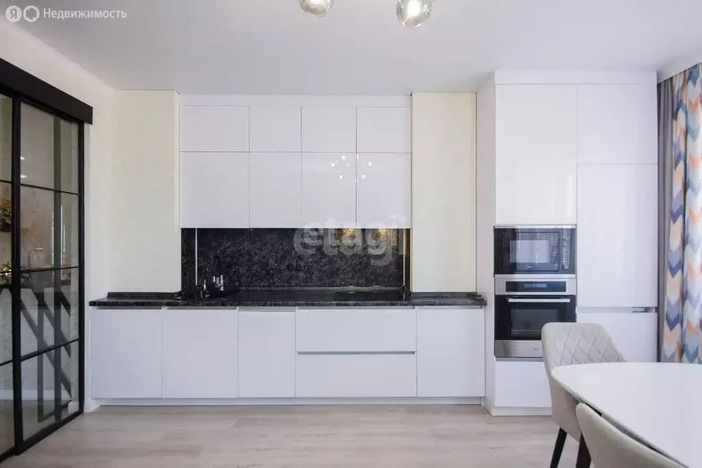 2-комнатная квартира: Тюмень, улица Федюнинского, 64 (73 м) - Фото 0