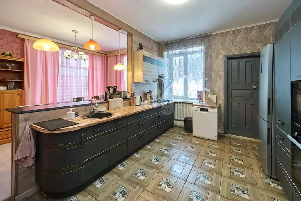 Дом в Кемеровская область, Кемерово 15-й мкр, 1-й кв-л,  (376 м) - Фото 1