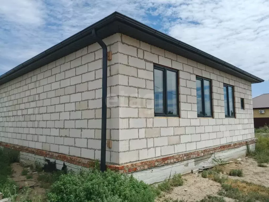 Дом в Астраханская область, Приволжский район, с. Яксатово ... - Фото 1