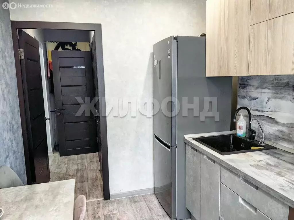 3-комнатная квартира: Новосибирск, улица Кошурникова, 18 (55.8 м) - Фото 1