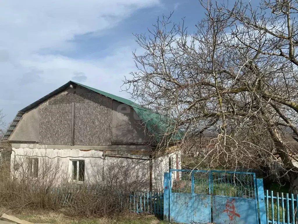 Дом в Крым, Кировский район, Первомайское с/пос, с. Отважное ул. ... - Фото 1