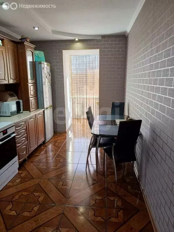 3-комнатная квартира: Черногорск, улица Красных Партизан, 19А (70.5 м) - Фото 1