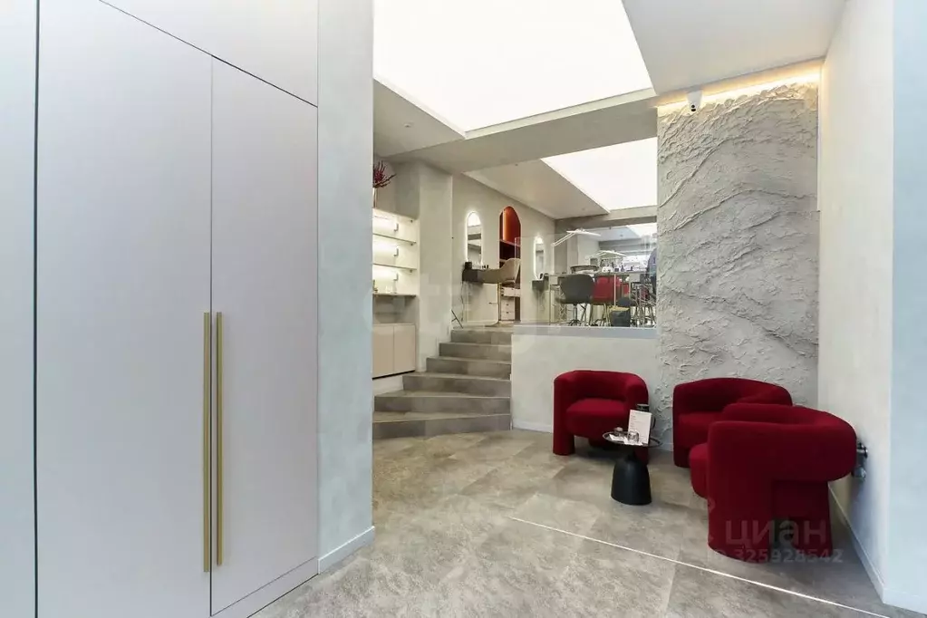 Помещение свободного назначения в Тюменская область, Тюмень ул. 50 лет ... - Фото 1