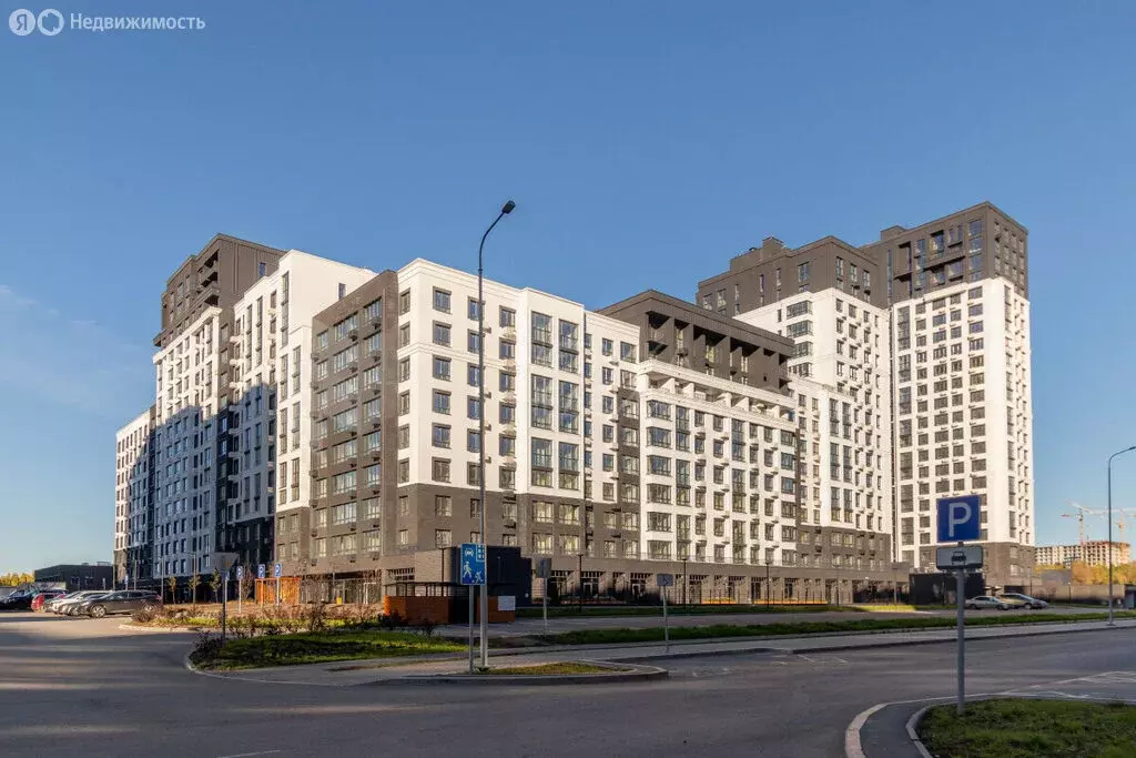 2-комнатная квартира: Тюмень, улица Братьев Бондаревых, 5 (60.2 м) - Фото 1