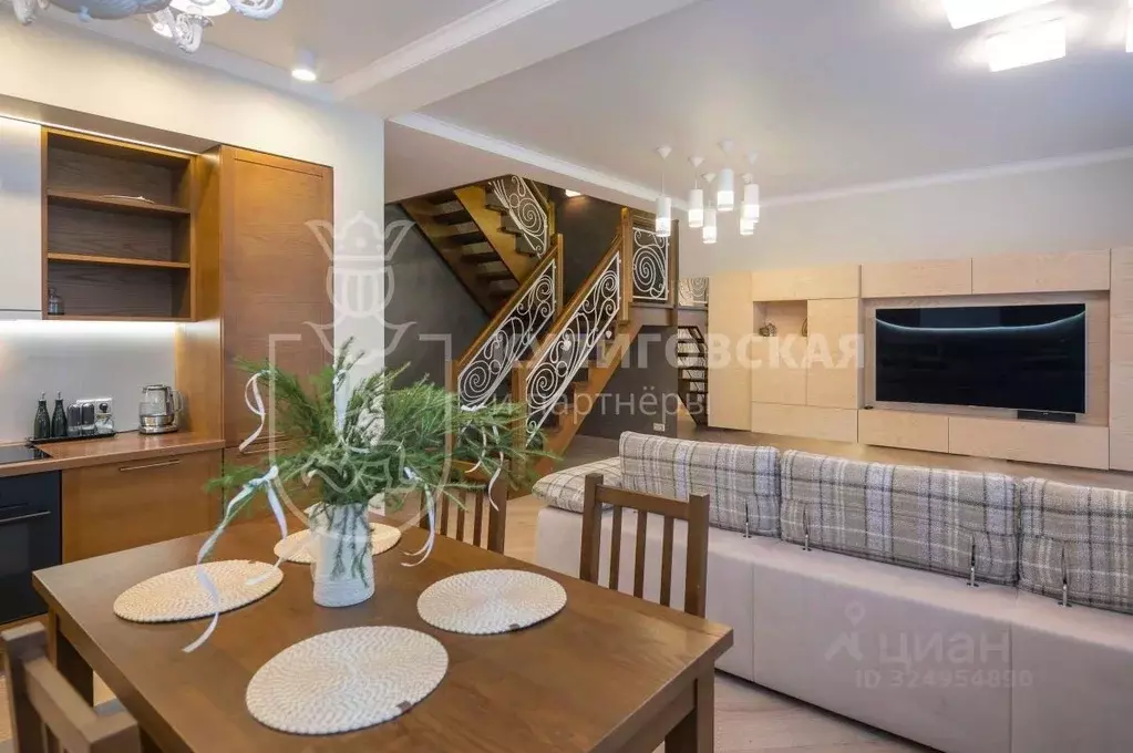 Таунхаус в Свердловская область, Екатеринбург Карасьеозерский-2 мкр, ... - Фото 1