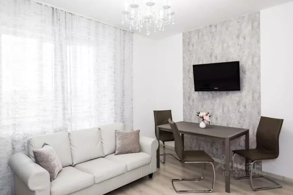 2-к кв. Свердловская область, Екатеринбург ул. Репина, 52 (70.0 м) - Фото 0