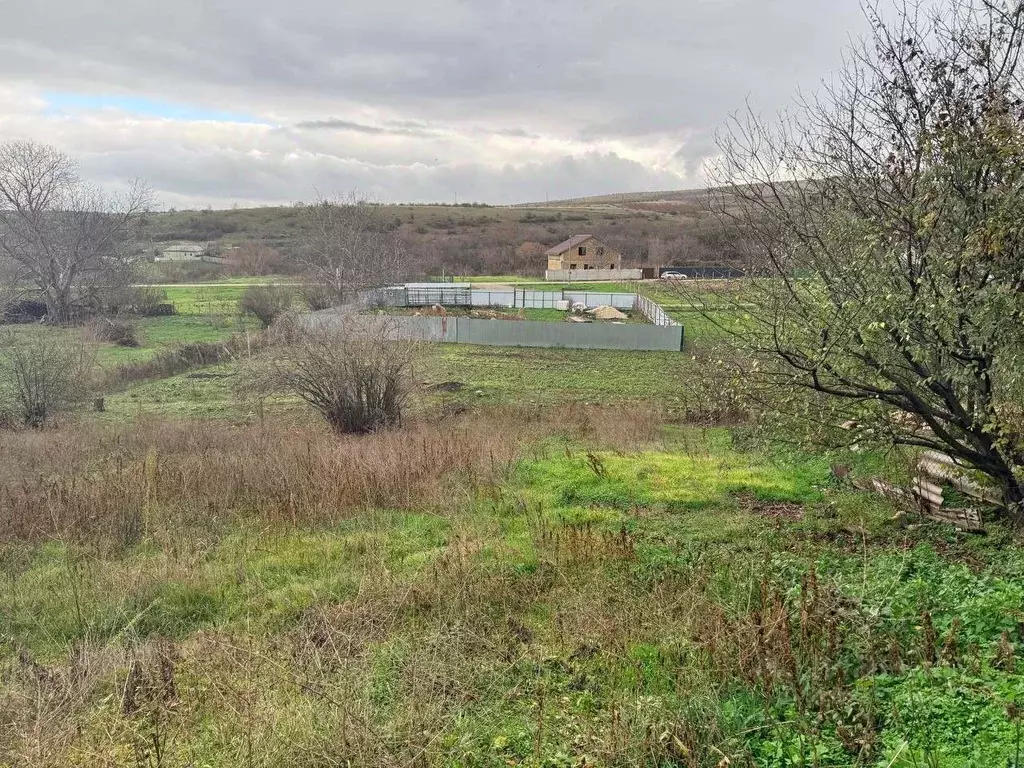 Дом в Крым, Кировский район, Первомайское с/пос, с. Изюмовка ул. ... - Фото 1