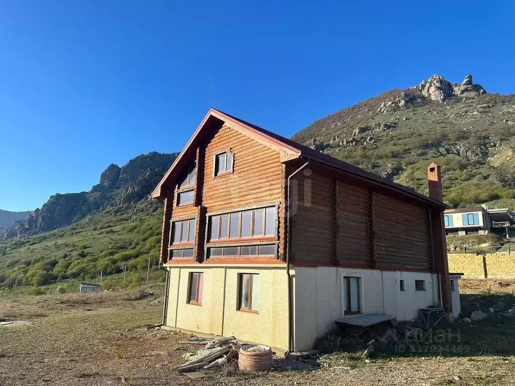 Дом в Крым, Алушта городской округ, с. Лучистое ул. Смешная (241 м) - Фото 0