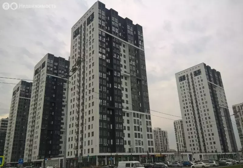 3-комнатная квартира: Тюмень, улица Александра Протозанова, 8 (86.4 м) - Фото 1