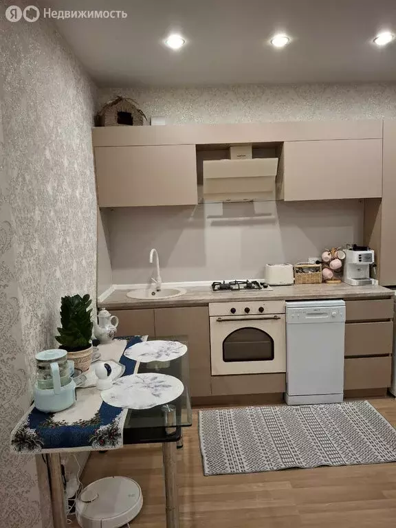 3-комнатная квартира: Киров, Садаковская улица, 8А (50 м) - Фото 0