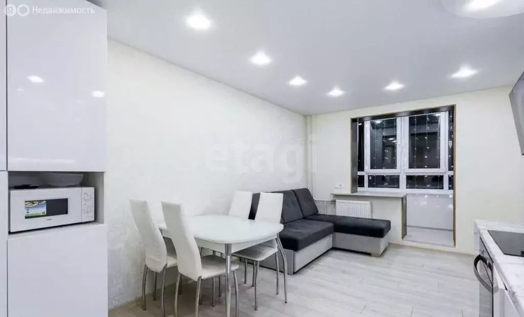 3-комнатная квартира: Киров, улица Анжелия Михеева, 16 (70.5 м) - Фото 1