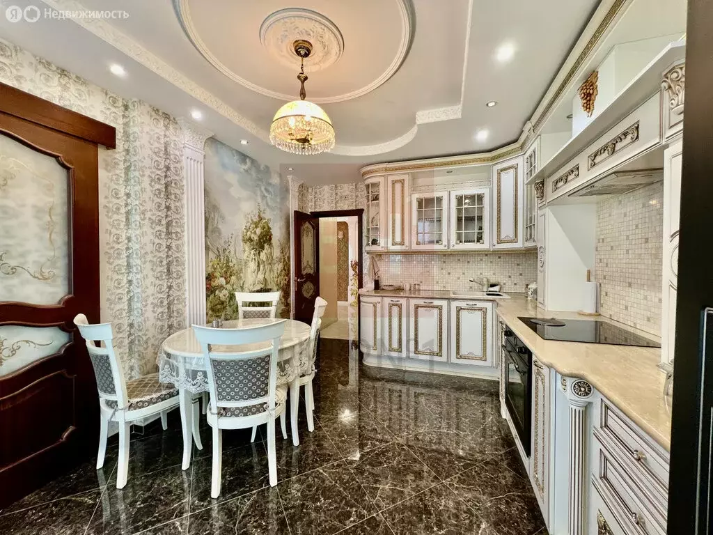 4-комнатная квартира: Екатеринбург, улица Юлиуса Фучика, 5 (131 м) - Фото 1