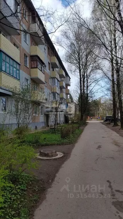 3-к кв. Псковская область, Печоры Заводская ул., 2б (55.0 м) - Фото 1