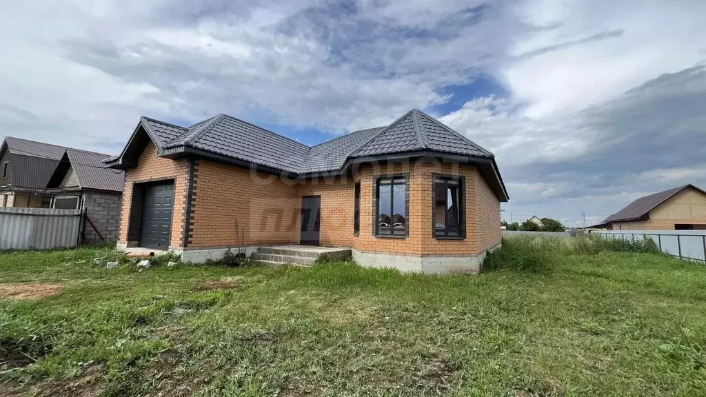 Дом в Оренбургская область, пос. Саракташ ул. Матросова, 8 (169 м) - Фото 1