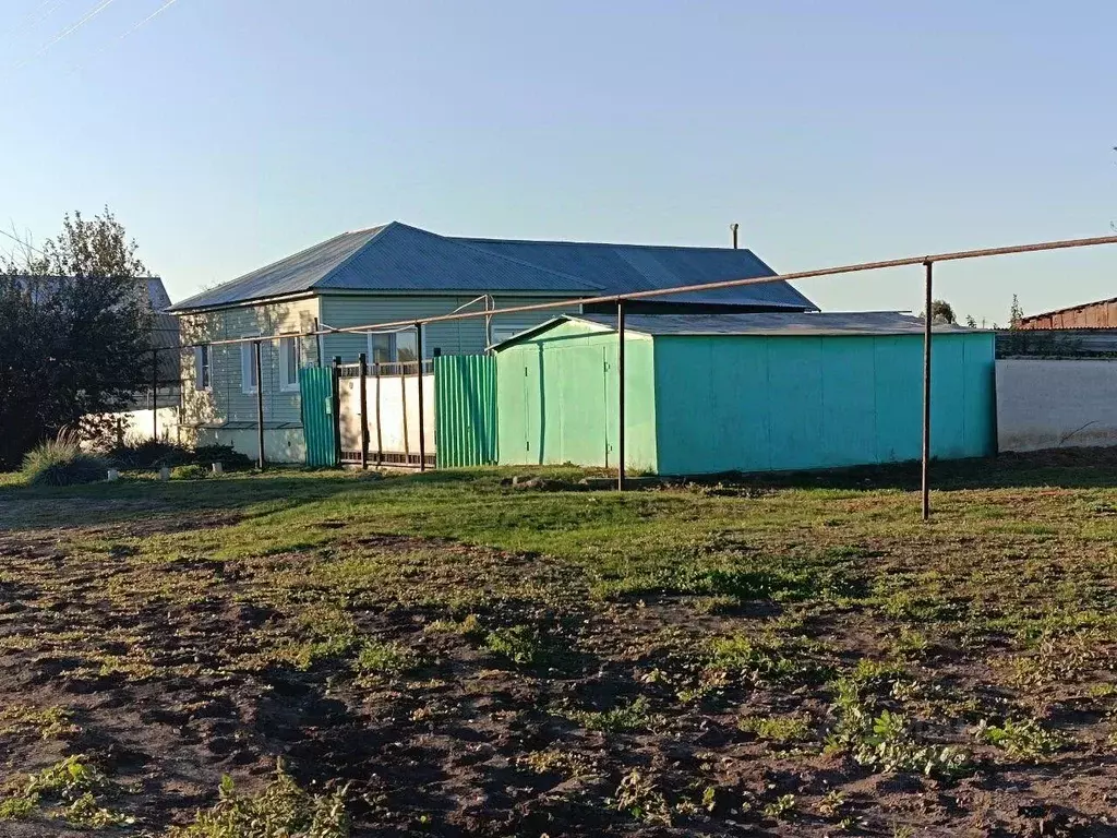 Дом в Самарская область, Большая Глушица с/пос, с. Большая Глушица ул. ... - Фото 1