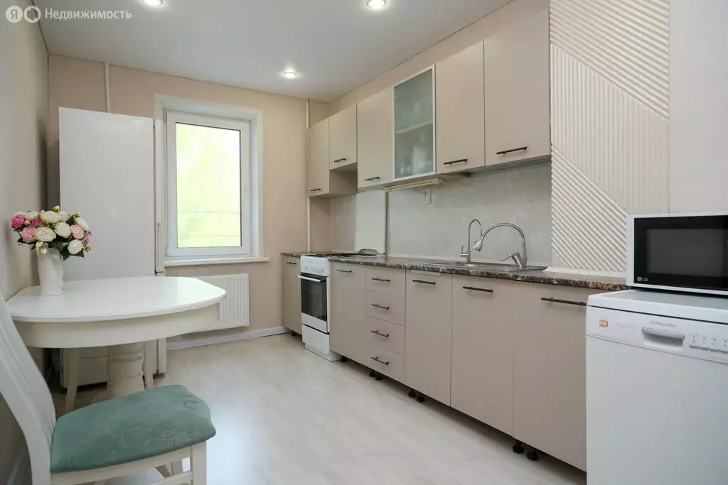 3-комнатная квартира: Казань, улица Адоратского, 5 (65.7 м) - Фото 0