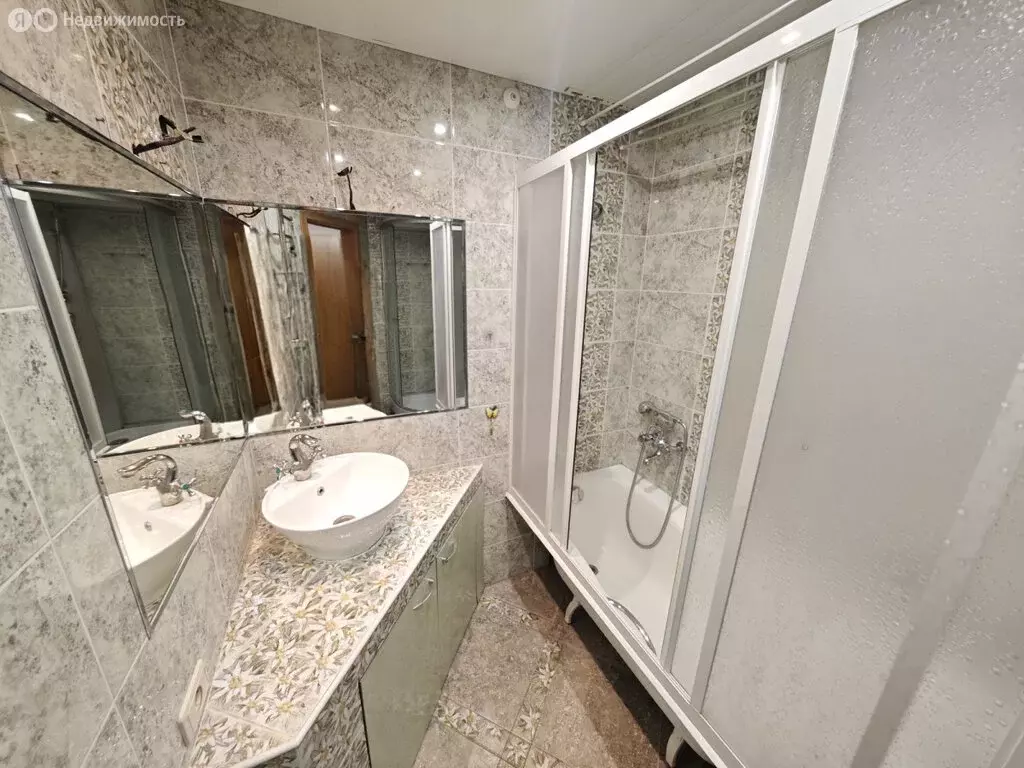 3-комнатная квартира: Киров, улица Воровского, 120 (65.2 м) - Фото 1