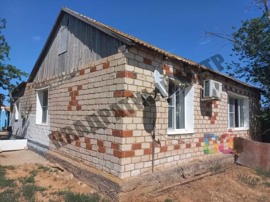 Дом в Калмыкия, Яшкульский район, Молодежненское с/мо, пос. Молодежный ... - Фото 1