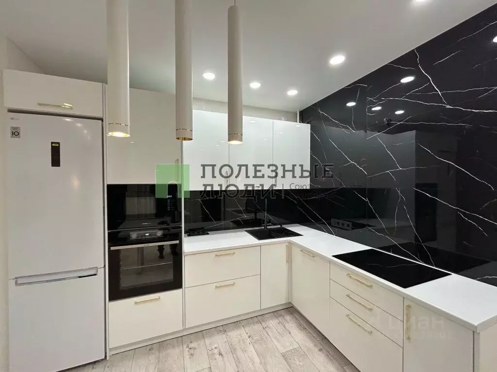 3-к кв. Татарстан, Набережные Челны ул. Назипа Зиатдинова, 9 (80.0 м) - Фото 0