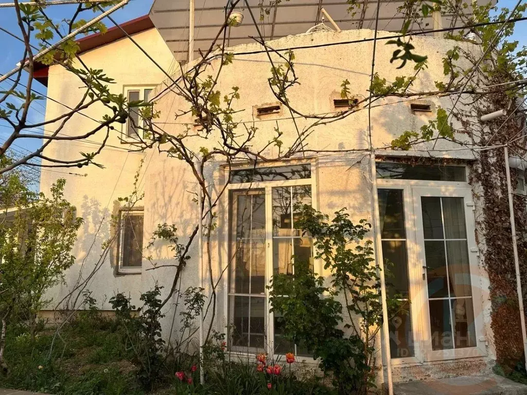 Дом в Крым, Сакский район, с. Молочное ул. Дружбы, 66В (237 м) - Фото 1