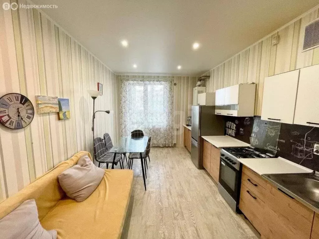2-комнатная квартира: Калининград, улица Старшины Дадаева, 70 (64.9 м) - Фото 1