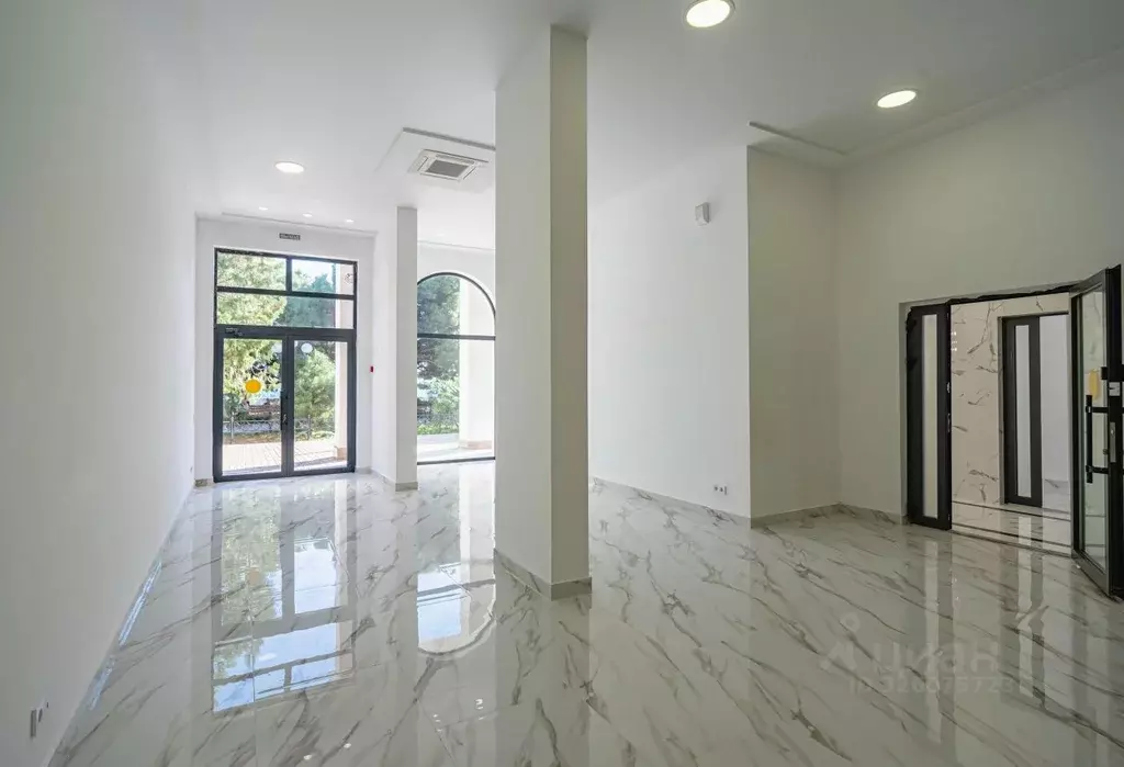 Торговая площадь в Крым, Алушта ул. Ленина, 17 (61 м) - Фото 1