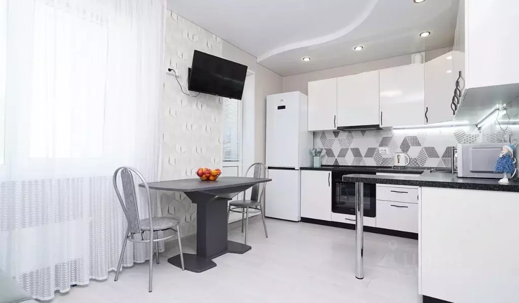 2-к кв. Татарстан, Казань ул. Рауиса Гареева, 103 (42.8 м) - Фото 0
