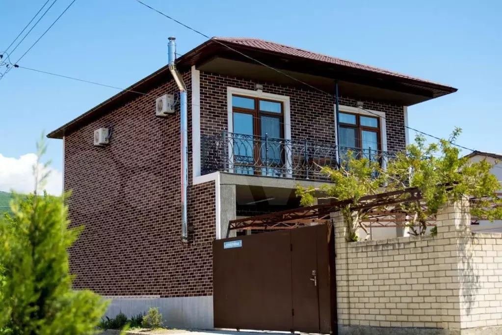 Комната 100 м в 4-к., 2/2 эт. - Фото 0