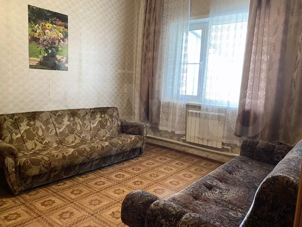Комната 100 м в 4-к., 1/1 эт. - Фото 1