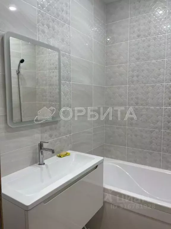 2-к кв. Тюменская область, Тюмень ул. Арктическая, 7к2 (50.2 м) - Фото 0