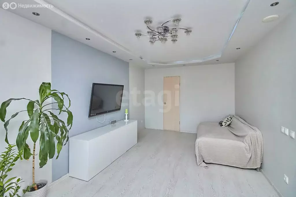 2-комнатная квартира: Тюмень, улица Республики, 94 (55 м) - Фото 1