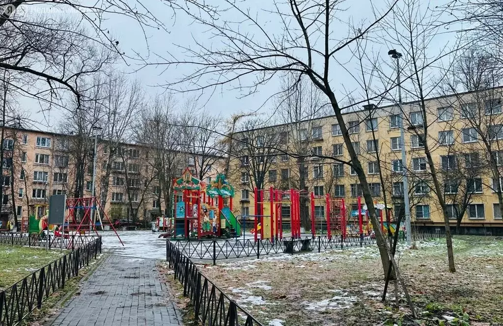 3-комнатная квартира: Санкт-Петербург, бульвар Новаторов, 1 (41.5 м) - Фото 1