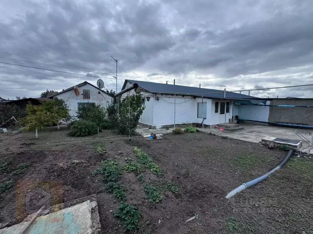 Дом в Крым, Сакский район, Митяевское с/пос, с. Шелковичное ул. ... - Фото 1