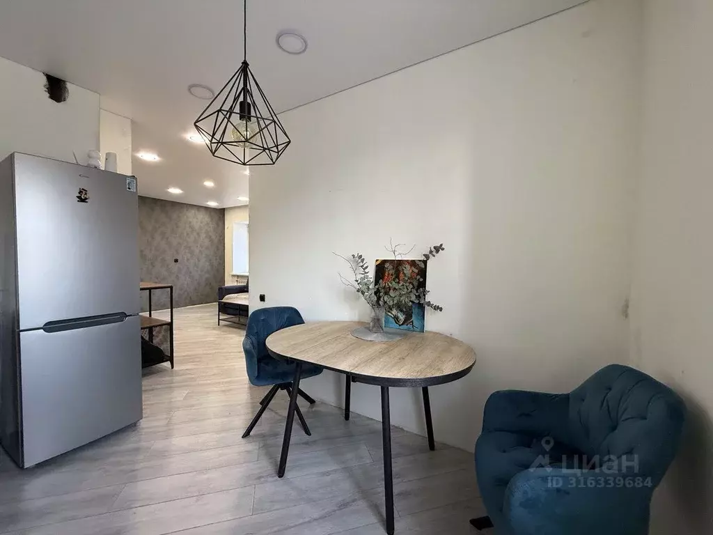 2-к кв. Омская область, Омск ул. Звездова, 127 (50.7 м) - Фото 1