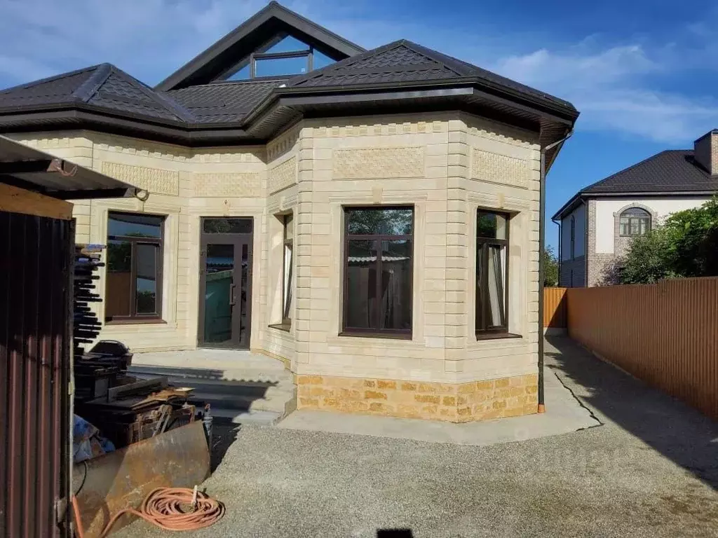 Дом в Ставропольский край, Ставрополь №26 мкр, ул. Глинки, 4 (250 м) - Фото 1