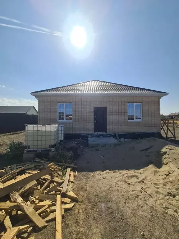 Дом в Астраханская область, Приволжский район, с. Растопуловка ... - Фото 1
