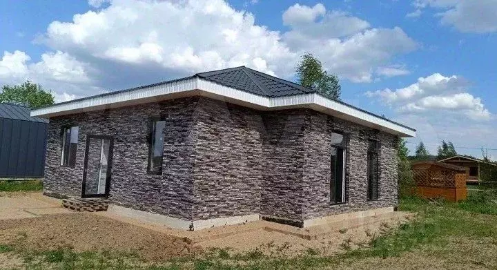 Дом в Калужская область, Совхоз Боровский с/пос, д. Комлево ул. ... - Фото 1