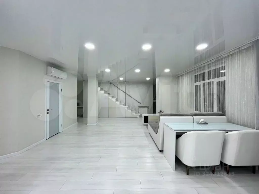 2-к кв. Омская область, Омск просп. Комарова, 15к1 (130.7 м) - Фото 1