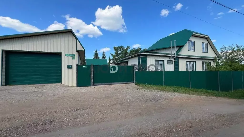 Дом в Башкортостан, с. Кармаскалы ул. Худайбердина, 15/1 (250 м) - Фото 1