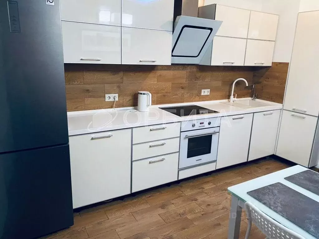 3-к кв. Тюменская область, Тюмень ул. Салтыкова-Щедрина, 58 (87.3 м) - Фото 0